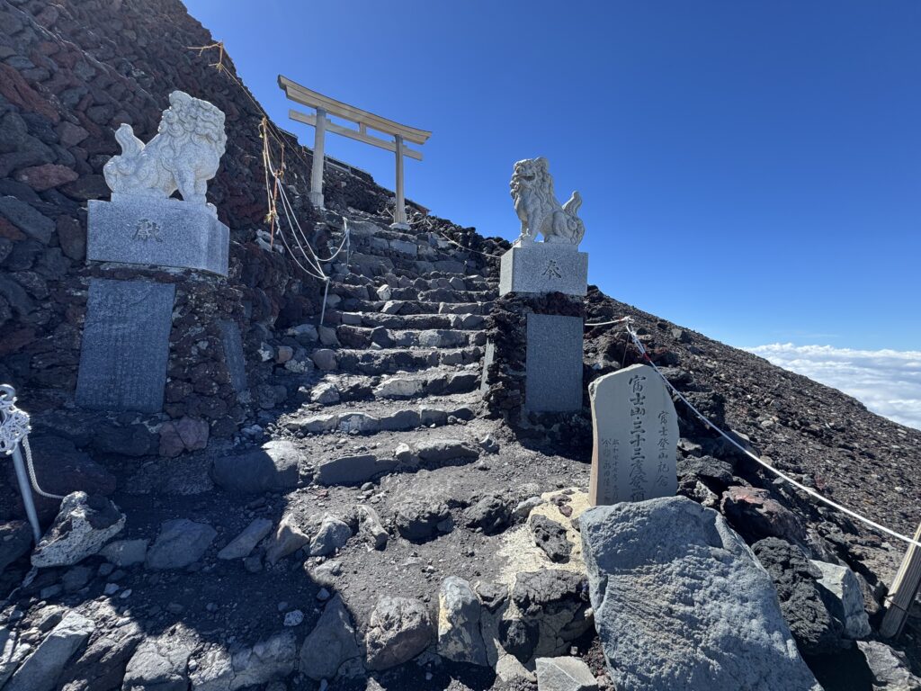 富士山 須走口山頂の鳥居と狛犬
