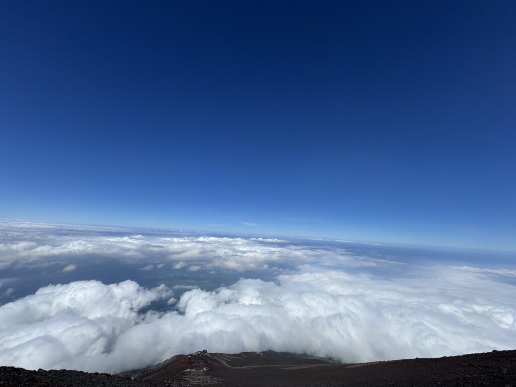 須走口山頂から見下ろした雲海と山小屋
