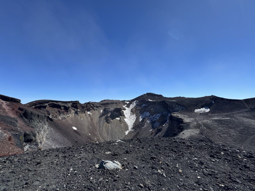 7月上旬の富士山頂 火口に残る雪
