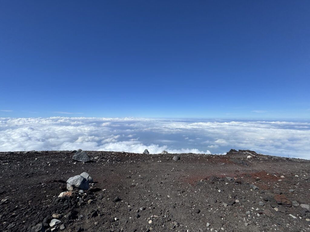 富士山 須走口山頂の砂礫と広がる雲海