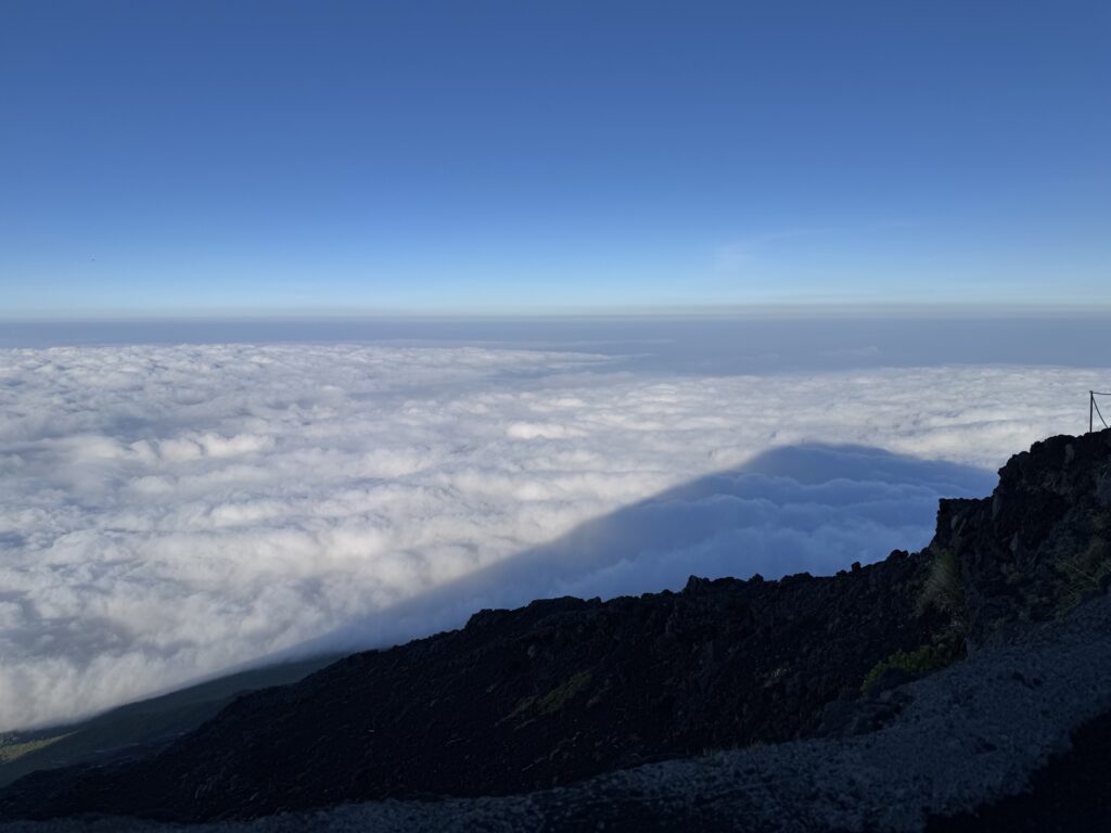 富士山の本七合目から見た夕方の影富士