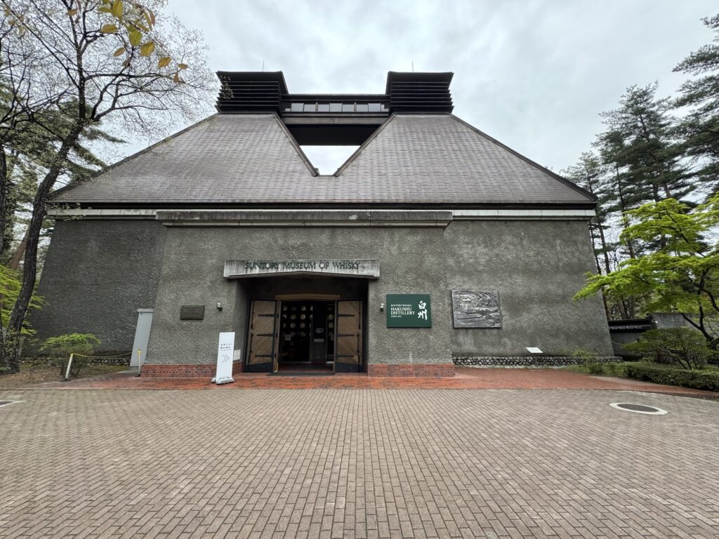 白州蒸溜所のウイスキー博物館(SUNTORY MUSEUM OF WHISKY)の外観