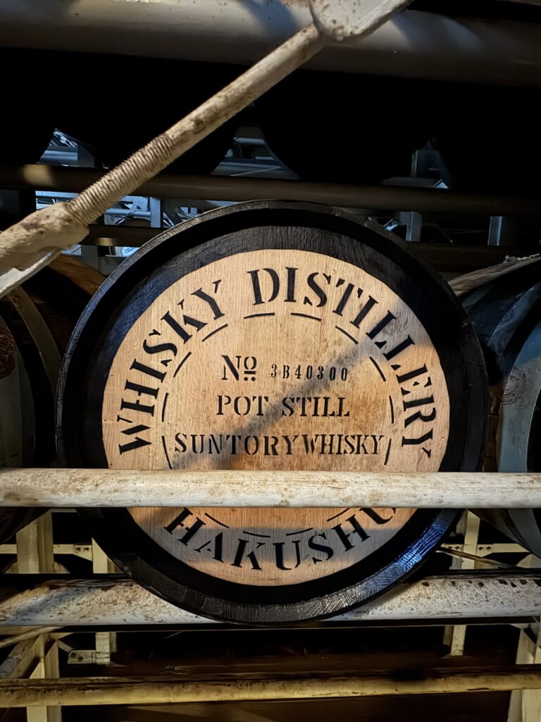 「HAKUSHU」「POT STILL」と刻まれたウイスキー樽の鏡板