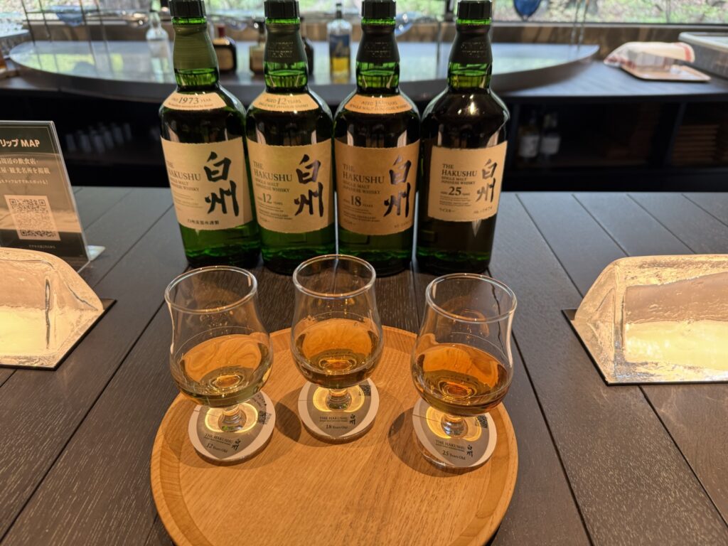 白州蒸溜所のテイスティングラウンジのカウンターに並ぶボトルとグラス