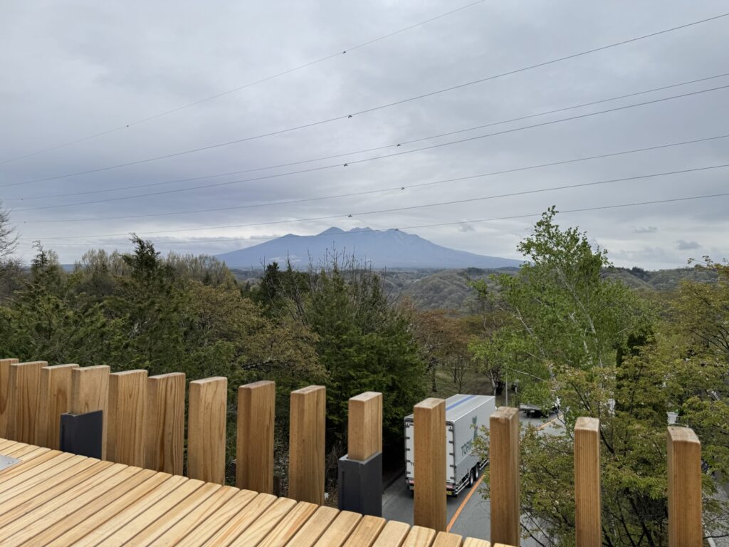 白州蒸溜所の敷地内の橋から見た曇り空の山並み