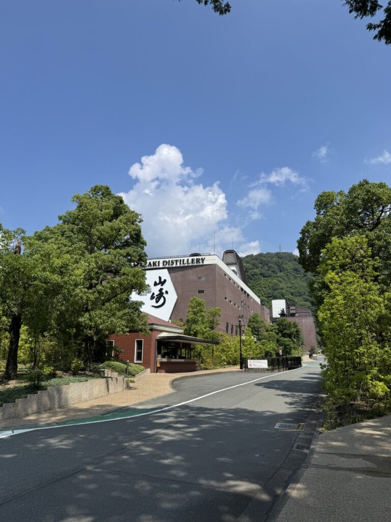 山崎蒸溜所の敷地内の坂道と建物