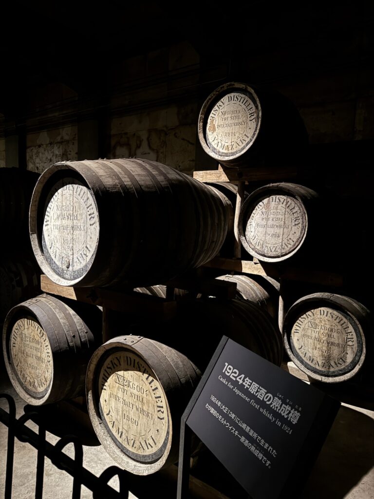 山崎蒸溜所の貯蔵庫に展示された1924年原酒の熟成樽と説明パネル