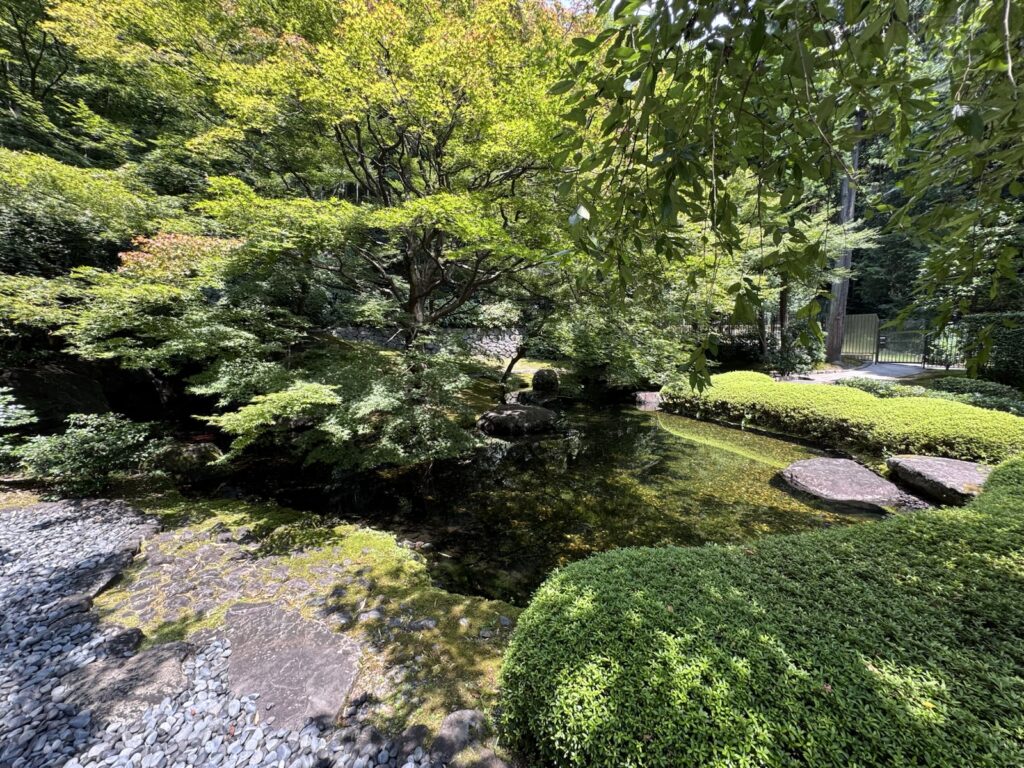 山崎蒸溜所の敷地内にある池と緑の庭